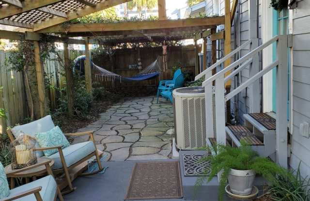 Secluded 1/1 located within walking distance of Jacksonville Beach! Pet Friendly, Lawncare Included! Gallery 4