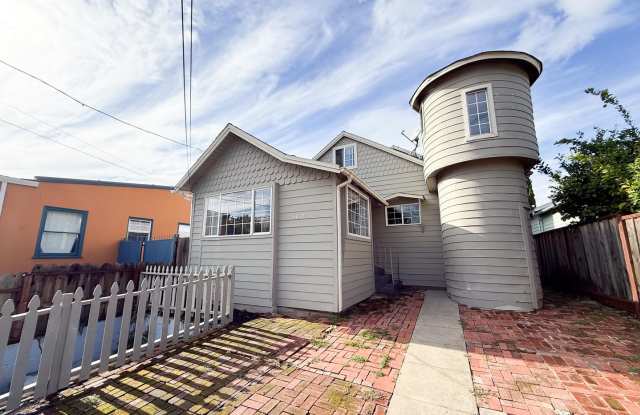 4 bed 3 bath Single-family Home in Glenview/Lower Diamond area of Oakland - 3427 Laguna Avenue, Oakland, CA 94602