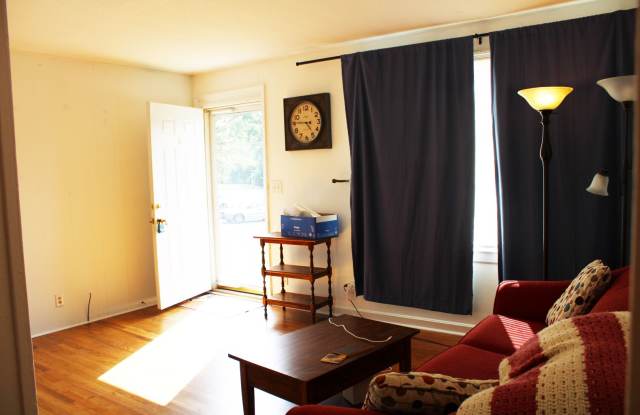 Renovated Sapphire Manor Condo Gallery 3