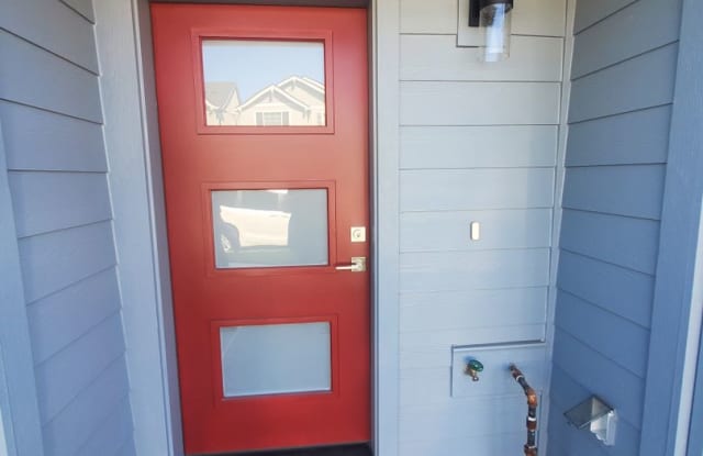 3 Bedroom 3 Bath Townhouse 1st floor bed/bath - 17326 Southwest Kite Lane, Beaverton, OR 97007