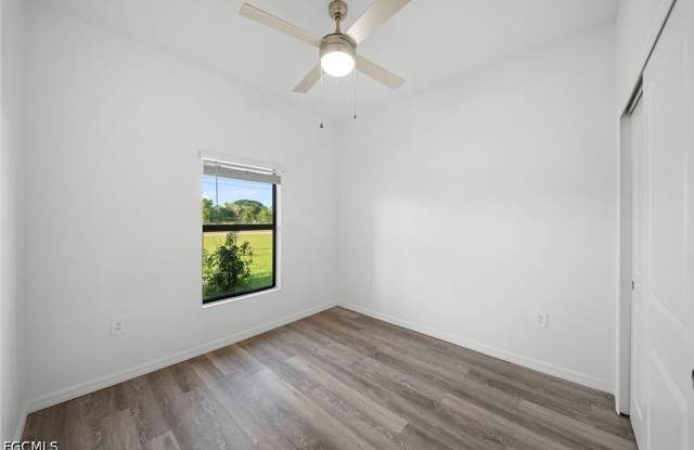 26481 sandhill Boulevard Gallery 4