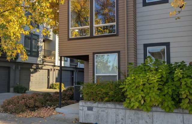 211 W Sumach *Vue 22 Townhome Close to Downtown* - 211 West Sumach Street, Walla Walla, WA 99362