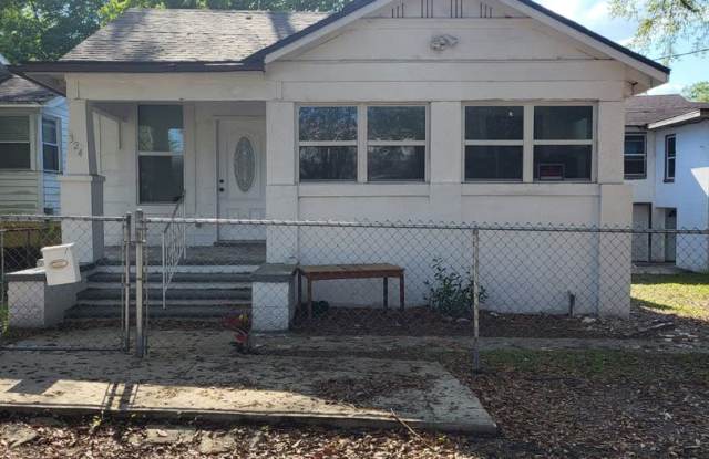 Fully Renovated 3/1 first floor single family home available for Immediate rent! Gallery 1