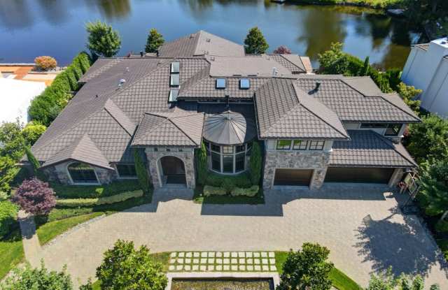 4Bd+Den/4.5Ba Clyde Hill House photos photos