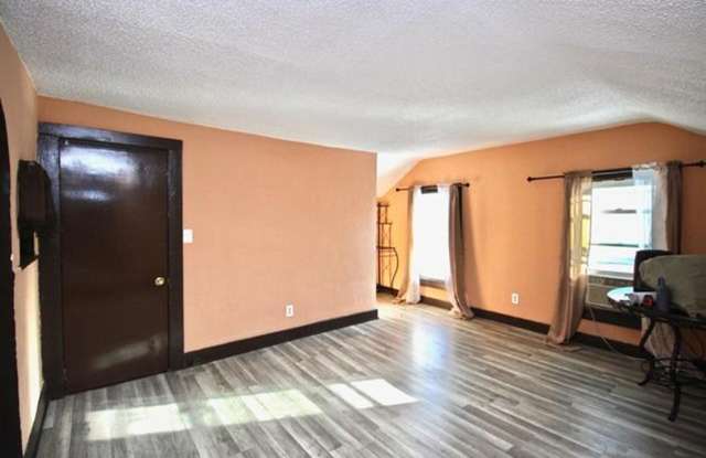 352-354 W Racine photos photos