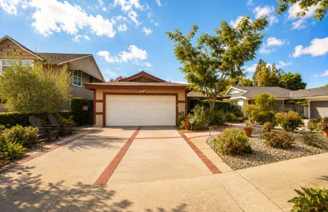 Rare Sherman Oaks Lease | 4beds + 3baths + Large Office in a tree lined street with a large yard, perfect for entertaining Gallery 3