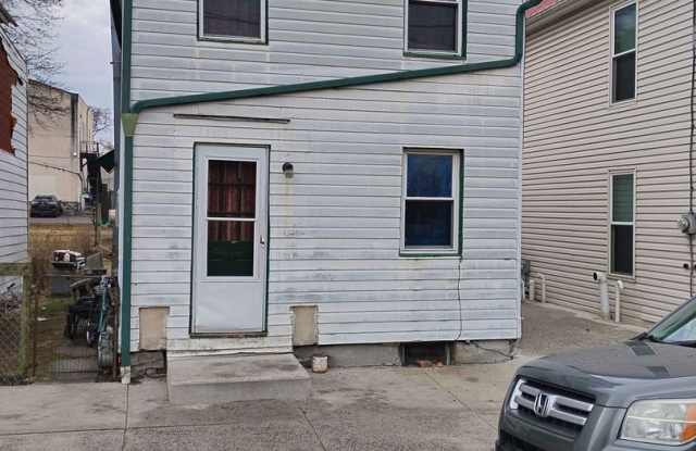 2-bedroom, 1-bathroom single-family home located in Chambersburg Borough Gallery 1