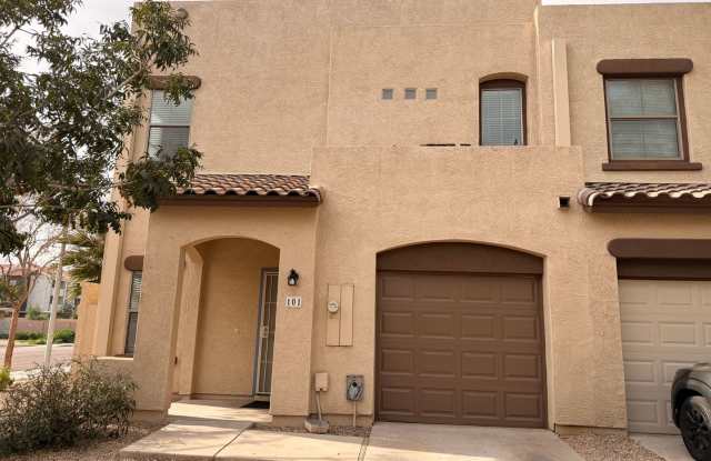 Move-In Special! End Unit Tempe Townhome w/Garage *NEW* Paint  *NEW* Carpet - 1886 East Don Carlos, Tempe, AZ 85281