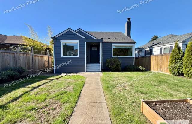 Terrific 4 Bedroom House in Beacon Hill! Fully Fenced Yard and Bonus Room! Gallery 1