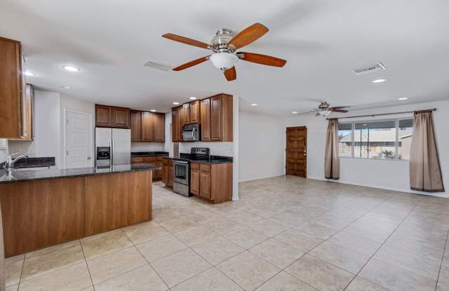 Spacious  Stylish 4/2 – Just 2 Miles from ASU! photos photos