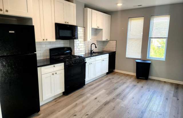 352 E UNIVERSITY Parkway unit: 3 photos photos