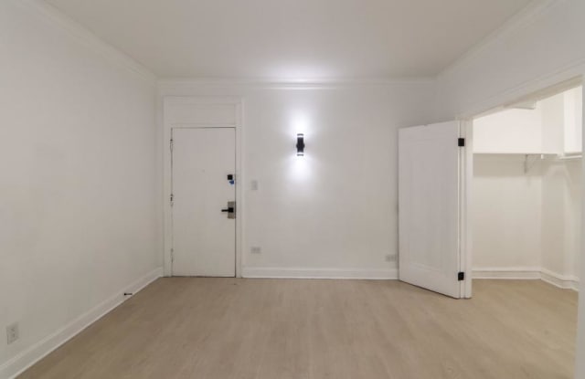5038-5041 North Sheridan Rd. Gallery 4