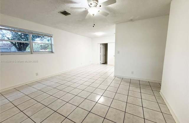 560 SW 50th Ter photos photos