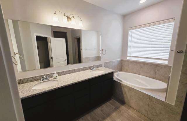 Beautiful East side House 3 bed-2 baths, part of The Overlook Casa Club that includes Swimming Pool, Gym, Tennis Court, Pickleball Courts Gallery 4