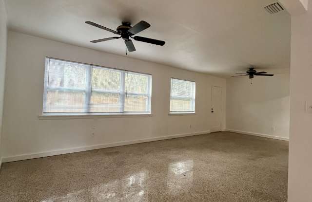 1109 Northeast 5th Place Gallery 3