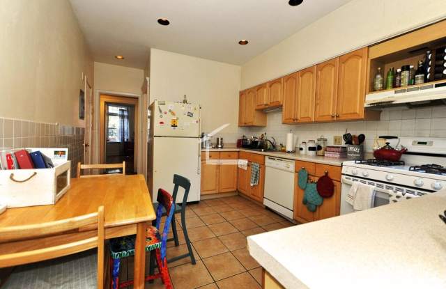 Giant 4 Bed 2 Bath with Parking for Rent Gallery 3