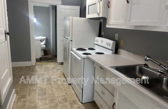 1725 D Avenue NE - 3 photos photos