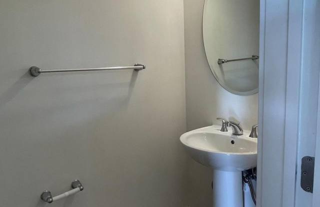 905 LAKEVIEW COURT photos photos