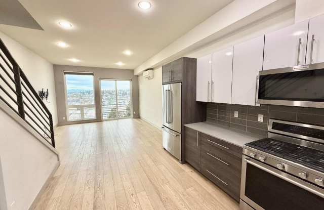 2 Bed + Den 2 Bathroom Eastlake Townhome with Spectacular Views photos photos