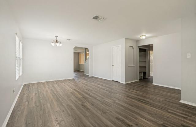 4-Bedroom Cibolo Home with Downstairs Bedroom & Full Bath Gallery 3