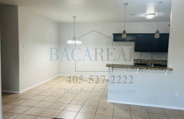 3BR 2BA Duplex with 2 Car garage Gallery 4