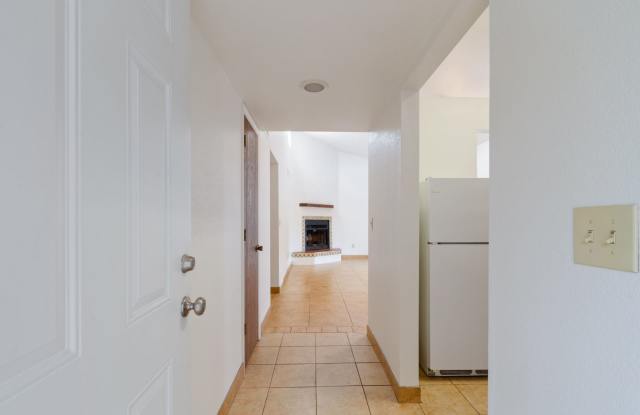 Private and Charming 2 Bed 1 Bath house Gallery 4