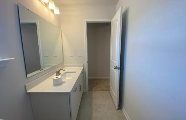 Room in 4 Bedroom Townhome at Planters Trace Ln Gallery 3
