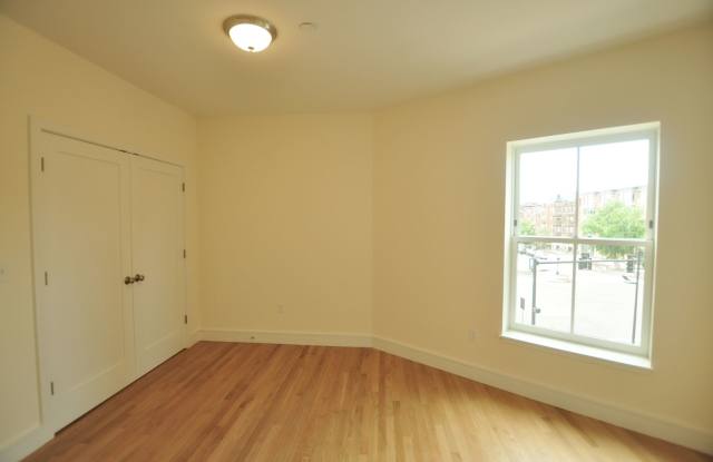 Beautiful Sunny 1 bed with W/D available 9/1 Gallery 4