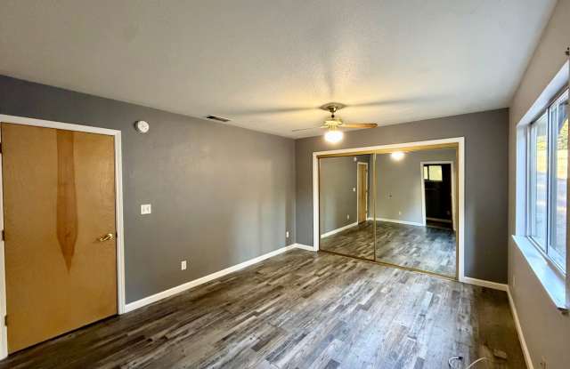 50% Off First Months Rent: Charming 3-Bedroom Mountain Home with Fenced Yard. Gallery 4