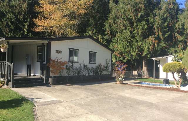 Spacious Manufactured Home on Acreage in Tacoma! Gallery 1