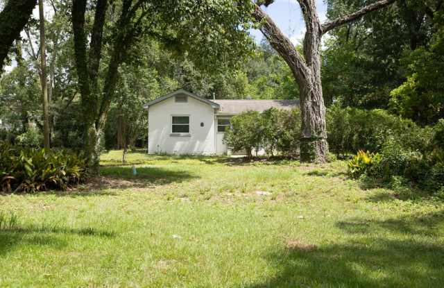 3/1 near schools, shopping, and entertainment. Gallery 1