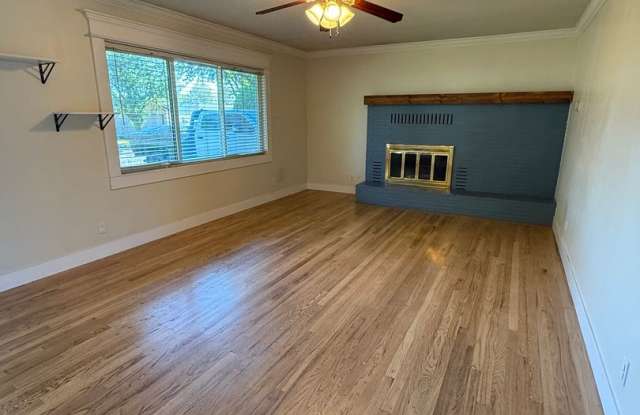 3 Bedroom 1.5 Bath with Garage Gallery 4