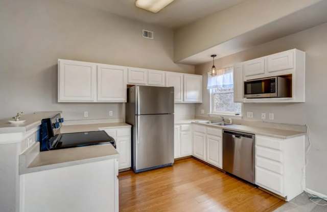 Welcome to this beautiful apartment/condo in a prime location in Arvada! photos photos