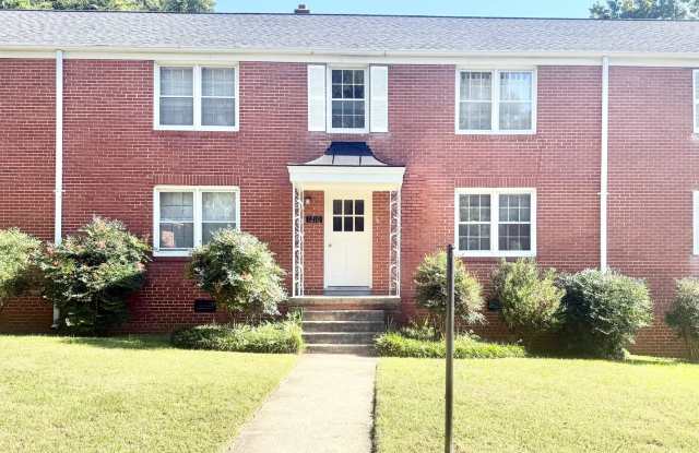 Adorable 2 Bedroom Between N Josephine Boyd & Battleground Ave! Gallery 1