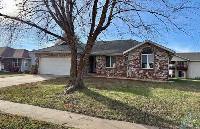 All brick 3/2/2 located in the Kickapoo boundaries, walking distance from Cherokee Middle School. photos photos