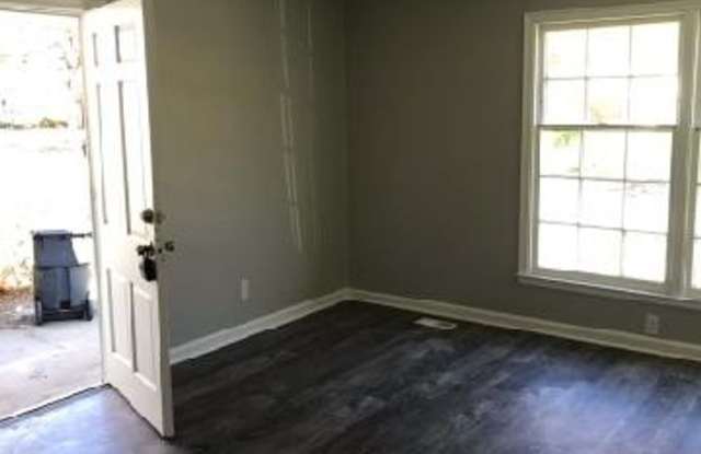3br 1.5 bath, NEWLY RENOVATED! Garage, fenced back yard, plank flooring Gallery 3