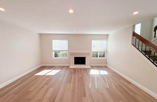 Beautifully Remodeled 3bd/2.5ba Townhome in Crest of Calavera! Gallery 3