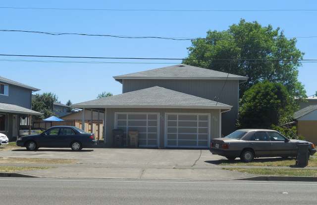 2 Bedroom Duplex ~ Close to 9th Street ~ Small Pet Friendly photos photos