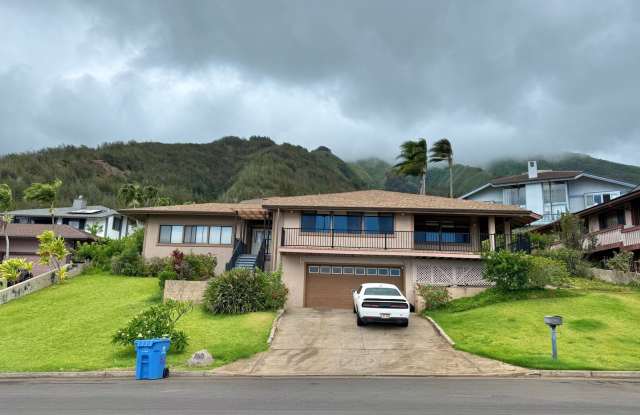 Pet friendly  Spacious - 3 Bedroom / 2 Bathroom Main House in Wailuku Heights! photos photos