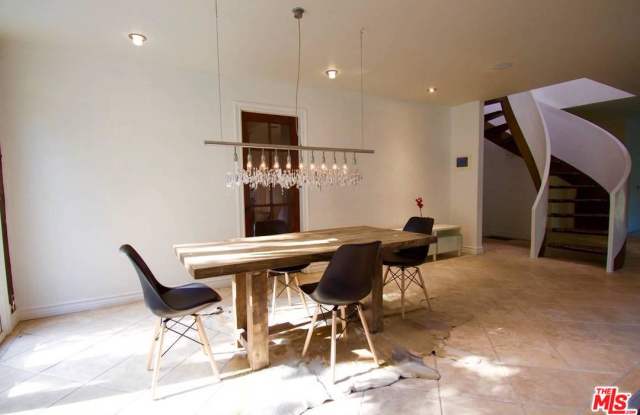 1561 CLEAR VIEW Drive Gallery 4