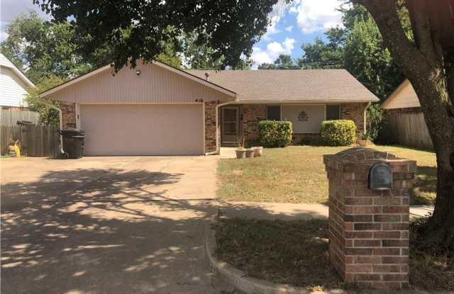 Welcome to this delightful 3-bedroom home nestled in the friendly community of Moore, OK! photos photos