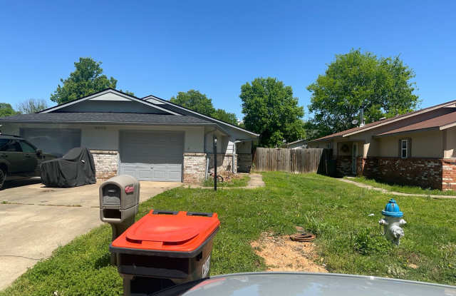 2 Bedroom, 1 Bathroom, Right side of Duplex with fenced-in backyard and 1x Car Garage photos photos