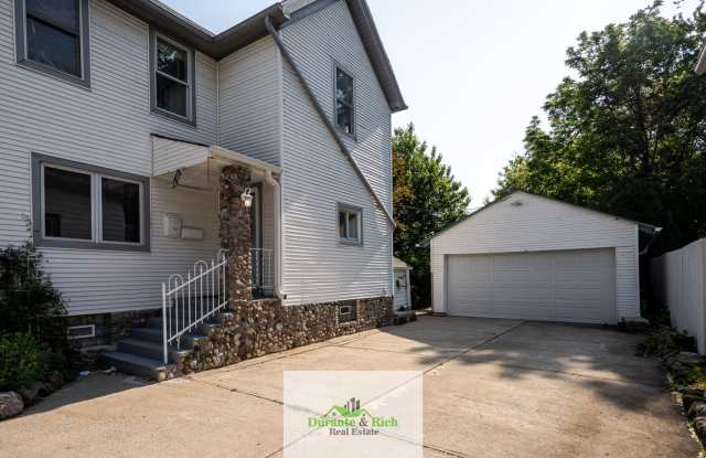 Perfect 2 Bedroom Lower Unit Gem Available in Racine - 1819 Marquette Street, Racine, WI 53402