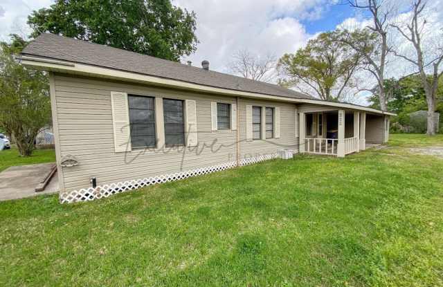Newly renovated 3-Bedroom Home for Rent in Iowa, LA! - 208 North Kinney Avenue, Iowa, LA 70647