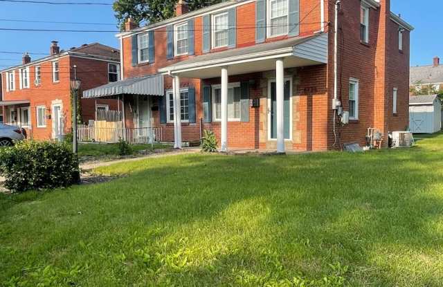 Townhouse on Spacious Corner Lot photos photos
