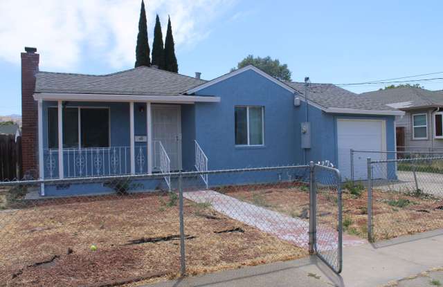 Ready for Move In! Three Bedroom, 1 1/2 Bathroom House with 2 Garages and Side Yard Access in Pittsburg photos photos