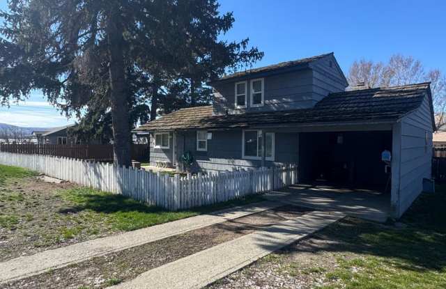 Pet-Friendly 2 Bedroom Rental with Spacious Living photos photos