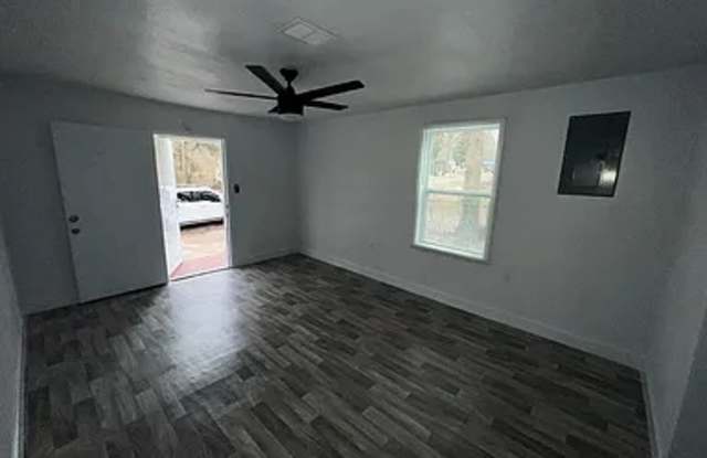 196 South Alabama Avenue Gallery 3