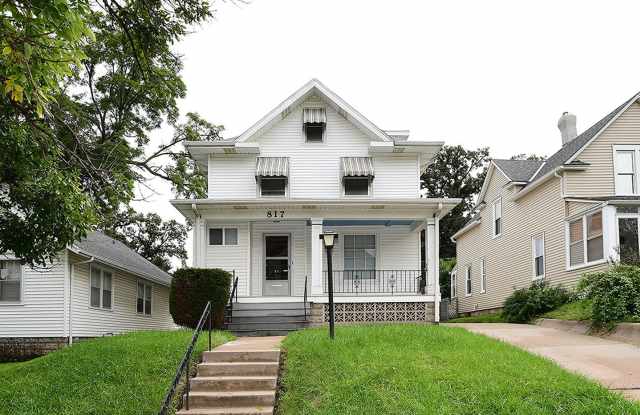 Spacious 3 Bedroom Home in Midtown w/ 2 Car Garage! Gallery 1