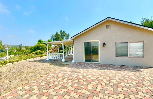 Beautiful completely detached single story Guest Home unit on Private Property, Minutes to Everything! - 1047 Sycamore Avenue, Vista, CA 92081